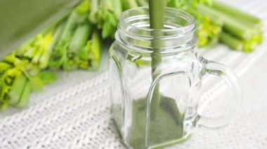 Cam kavanozda kerevizli yeşil meyve püresi.