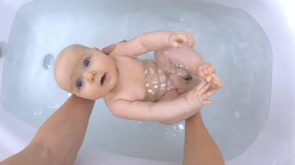 Padre lavando a su bebé en el baño. — Vídeos de Stock