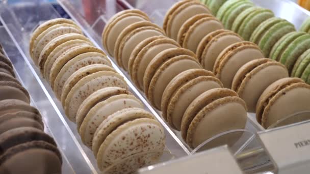 Variété de macarons français exposés en pâtisserie. desserts français — Video