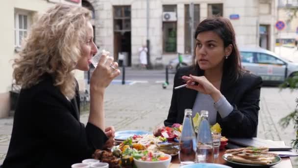 Zakelijke bijeenkomst van twee zakenvrouwen tijdens een snelle lunch. Succesvolle en machtige vrouwen aan het werk — Stockvideo