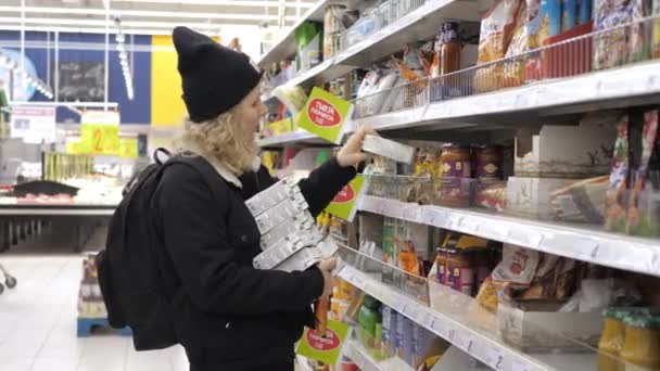 Perempuan membeli Susu Kelapa di Supermarket. Penjualan, Belanja, Konsumerisme dan Konsep Rakyat. Bialystok, Polandia, 10 Januari 2020. — Stok Video