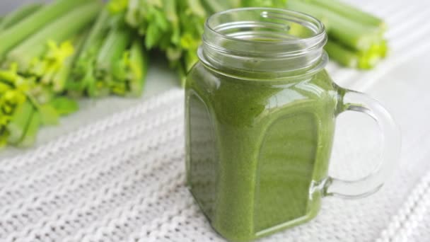 Frullato verde con sedano e cavolo riccio. Bevanda vegana Detox. — Video Stock