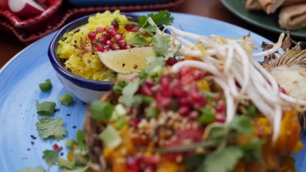Detailní záběr thajského kari podávaného v ananasu. Veganské možnosti módní asijské kuchyně — Stock video