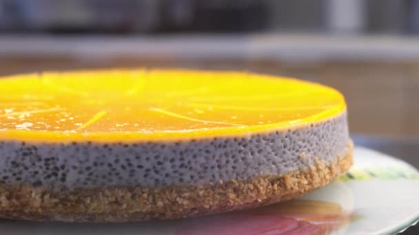 Gesunder glutenfreier Kuchen mit Chia-Samen und Mango. Roh veganes Bio-Dessert. — Stockvideo