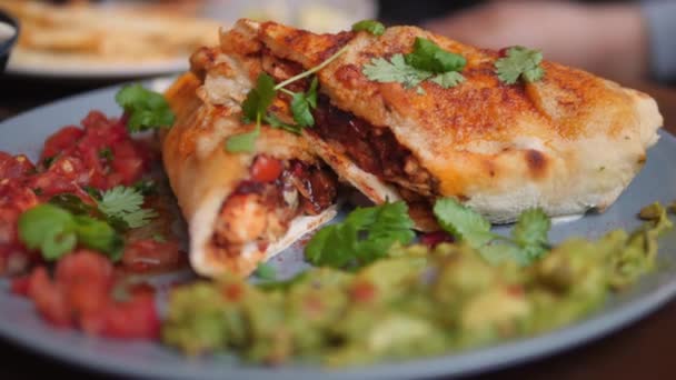 Closeup em Vegan Wrap com abacate e salsa. Conceito de alimentação saudável. — Vídeo de Stock