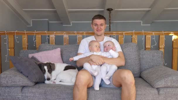 Pai feliz com seus gêmeos do bebê. — Vídeo de Stock