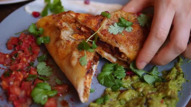 Mulher comendo Vegan Enchilada Wrap com abacate. Conceito de dieta saudável. — Vídeo de Stock