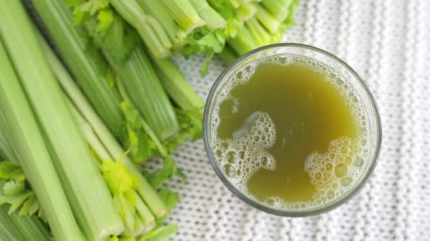 Πράσινο χυμό σέλινο σε ένα ποτήρι για αποτοξίνωση του σώματος. — Αρχείο Βίντεο