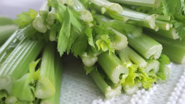 Celery Juice Cleanse, Detox, gezonde voeding en het eten van concept. Groene selderijstengels. — Stockvideo