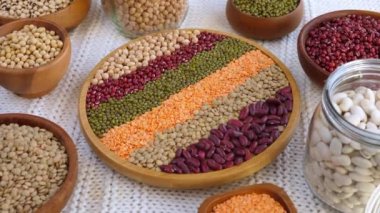 Mung Beans, Mercimek, Kırmızı Fasulye, Beyaz Fasulye, Soya fasulyesi, Tahta Kasedeki Nohut. 