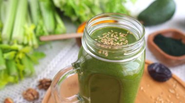 Kereviz, Avokado ve ıspanaklı yeşil meyve suyu. Yakın plan. 