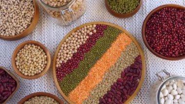 Vegan Protein. Tahta kaselerde çeşitli fasulyeler. 