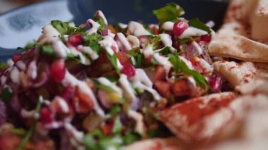 Nar, nohut ve Pita ekmekli vegan tabbouleh salatası..