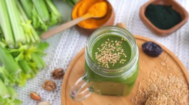 Yeşil Smoothie ve İçindekiler. Diyet, Vücut Temizleme, Sağlıklı Yeme Konsepti.