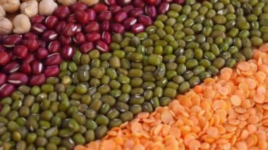 Kuru Legume Varyasyonları: Mung Fasulyeleri, Çeşitli Mercimekler, Kırmızı Fasulyeler. Vegan Yüksek Proteini. Sağlıklı Beslenme İçin Yiyecek.