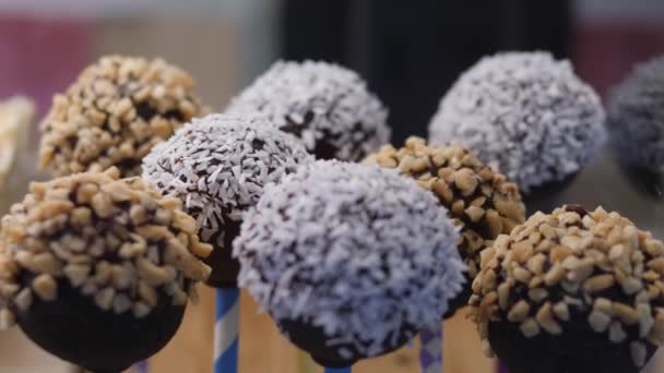 Gesunde rohe Energiebälle auf mit Schokolade beschichteten Sticks. — Stockvideo