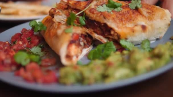 Vegansk Enchilada Wrap med avokado. — Stockvideo
