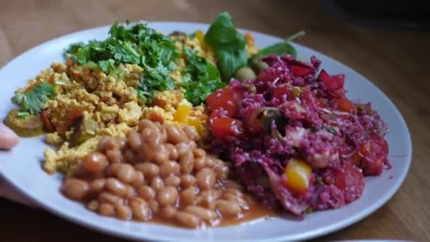 Primer plano de la porción de dos platos con desayuno inglés vegano. concepto de estilo de vida saludable — Vídeos de Stock