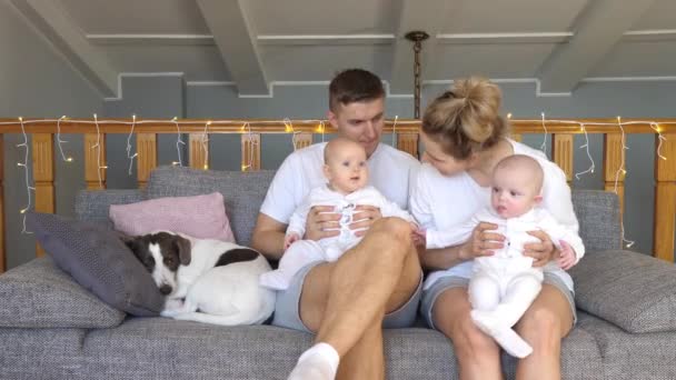 Jeune famille s'amuser avec des bébés jumeaux et chien. — Video