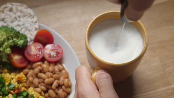 Vue du dessus de la fabrication de mousse de lait de soja avec mousse de lait électrique portable — Video