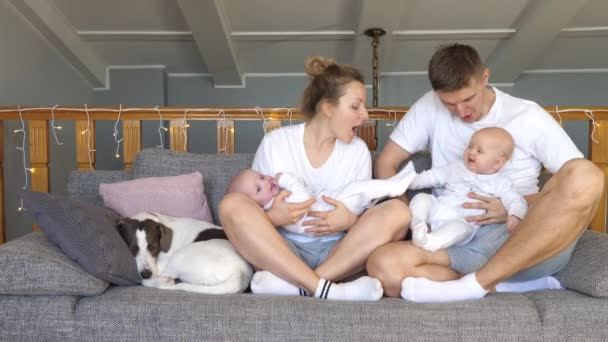 Happy Family Passar tempo de qualidade juntos em casa. Mãe, pai e gêmeos. — Vídeo de Stock