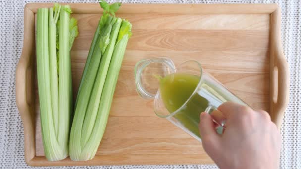 Verter batido verde en un tarro. Vista superior. — Vídeo de stock