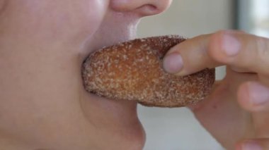 Ağzını kapat ve taze pişmiş donut dene ve onu çiğne. 