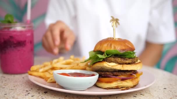 Street food in healthy vegan style: plant-based double-decker, fries, ketchup and fresh smoothie — Stock Video