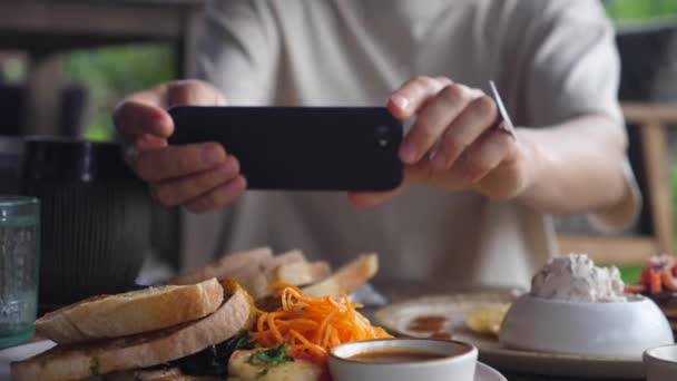 Fényképezés egy villásreggeli egy foodie szociális hálózat egy okostelefon — Stock videók
