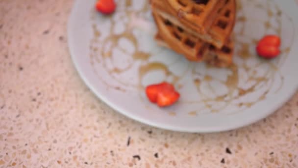 Conceito de sobremesas veganas saudáveis. Servindo waffles belgas à base de plantas cobertas com creme e bagas — Vídeo de Stock