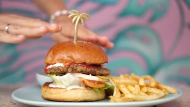 Hamburger ekmeği, ketçap sıkma ve mayonez sosu. Avuç içi süslemesi