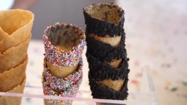 Değişik şekerli waffle dondurma külahları üzerine serpiştirilmiş