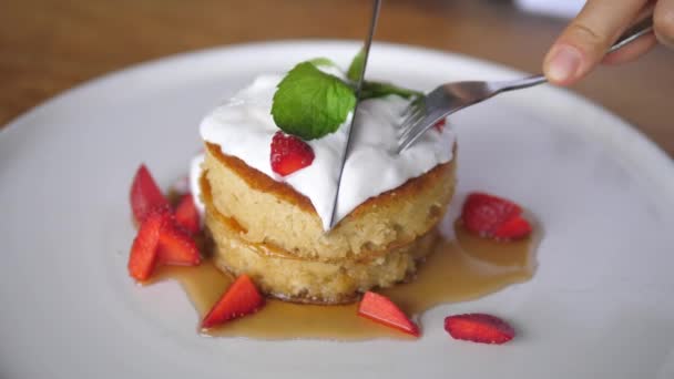 Pfannkuchenturm mit Sahne und frischen Beeren dekoriert. Zuckerfreies Dessert auf pflanzlicher Basis zum Frühstück — Stockvideo