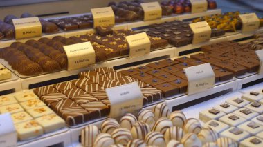 Çikolatalı pralinler çikolata atölyesinde sergileniyor. 