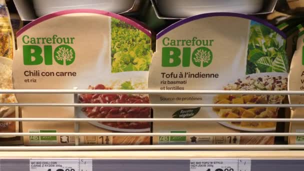 Varietate de feluri de mâncare vegane prezentate pe un raft în supermarket. Varșovia-Polonia-2020 — Videoclip de stoc