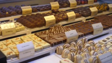 Çikolatalı pralinler çikolata atölyesinde sergileniyor. 