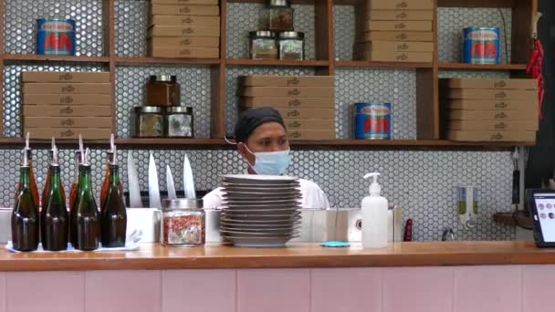 Pizzakocken står bakom disken. Bali-Indonesien-2021 — Stockvideo