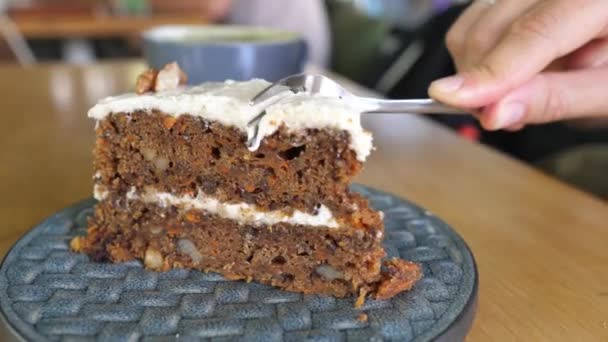 Fourchette cassant un gâteau végétalien à la carotte sans sucre et le montrant à la caméra. Desserts bio à base de plantes sains. — Video