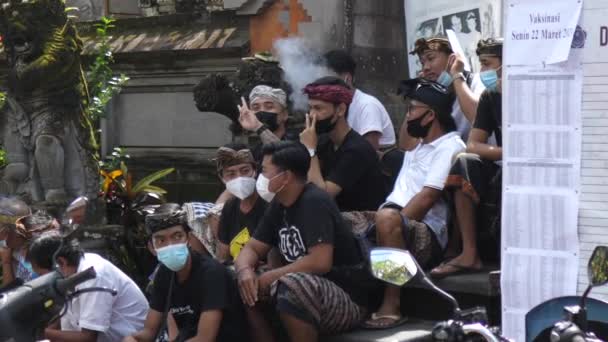 Gente en la calle esperando vacunarse contra Covid-19. Bali-Indonesia-marzo de 2021 — Vídeo de stock