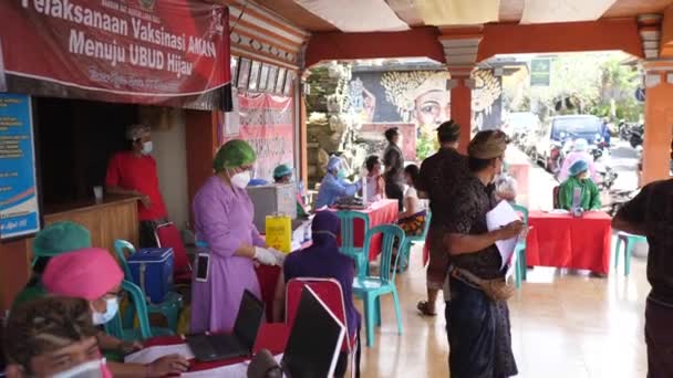 Um escritório de saúde pop-up ao ar livre para campanha de vacinação em massa em Bali. Indonésia-Março-2021 — Vídeo de Stock
