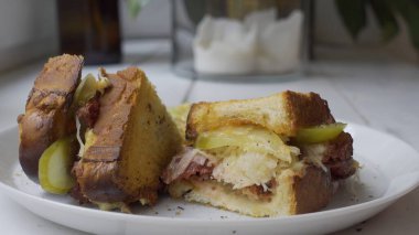 Öğle yemeği molasında yanında salatalık turşusu ve lahana olan etli sandviç. Gastro blog yazarından yemek tarifi tanıtımı 
