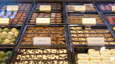 Özel çikolata sanatçısı şekerlemelerinin geniş bir yelpazede sergilenmesi. Şekerleme dükkanı konsepti