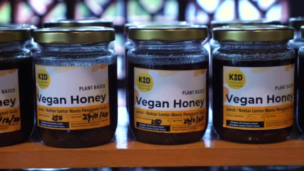 Primer plano de tarros de miel vegana en eco shop. Estilo de vida vegano saludable — Vídeos de Stock