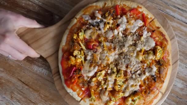 Vista dall'alto di servire pizza vegana sul vassoio di legno al tavolo di legno. Idee nemico vegan partito cibo — Video Stock