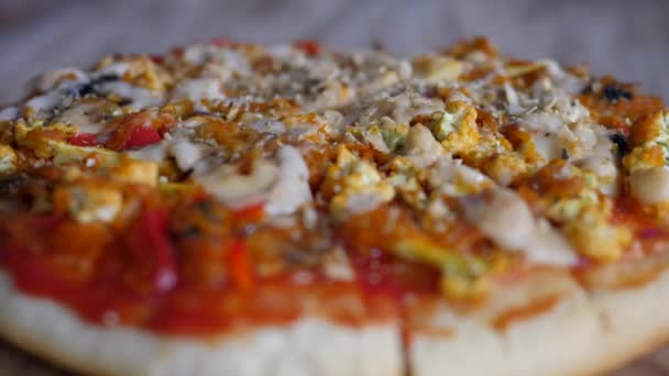 Friska skivad Vegansk pizza med vegansk ost, grönsaker och svamp — Stockvideo