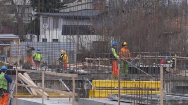 İnşaatçılar inşaat alanında koruyucu üniformalarla çalışıyorlar. Varşova - Kasım - 2020 