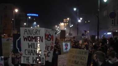 Koronavirüs salgını sırasında Polonyalı Kadınlar Kürtaj Yasağı nedeniyle grev yaptı. Varşova, Polonya, 28 Ekim 2020.