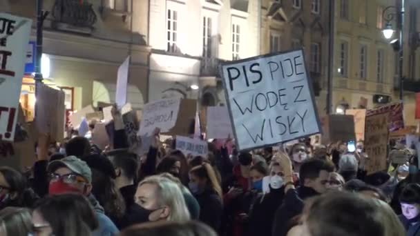 폴란드에서는 코로나 바이러스 (Coronavirus Pandemic) 기간 동안 낙태를 반대하는 시위가 있었다. 바르샤바, 폴란드, 2020 년 10 월 28 일. — 비디오