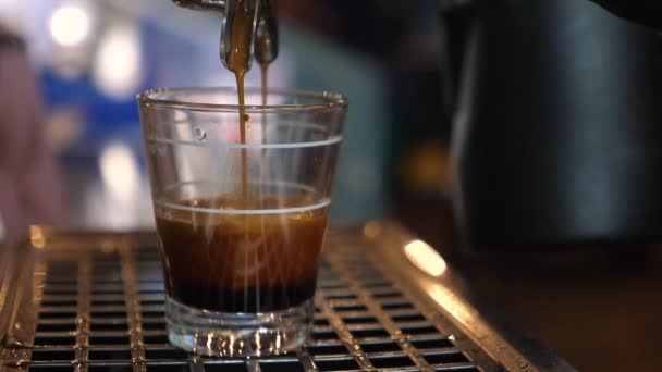 Эспрессо машина делает кофе крупным планом. — стоковое видео