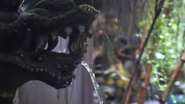 Balili geleneksel canavar figürleri çeşmeleri